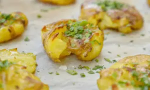 Krispiga, ugnsbakade smashed potatis med färska örter. Perfekt som tillbehör eller en lätt måltid.