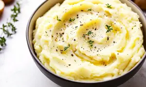 Krämigt potatismos i skål, toppat med örter och peppar. Perfekt som tillbehör till din middag, här är ett enkelt potatismos recept.