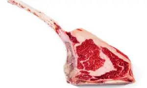 En rå tomahawk-biff med långt ben, perfekt för att grilla.